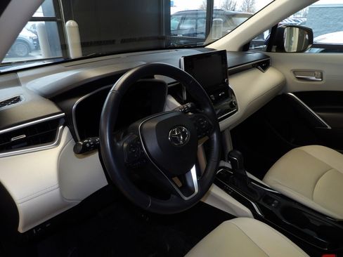 Used 2022 Toyota Corolla Cross XLE image 25