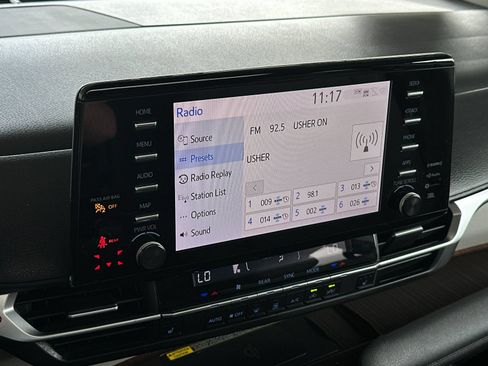 Used 2021 Toyota Sienna XLE w/ XLE Plus Package FWD image 18