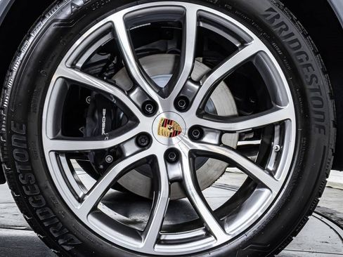 Certified 2025 Porsche Cayenne AWD/4WD image 25