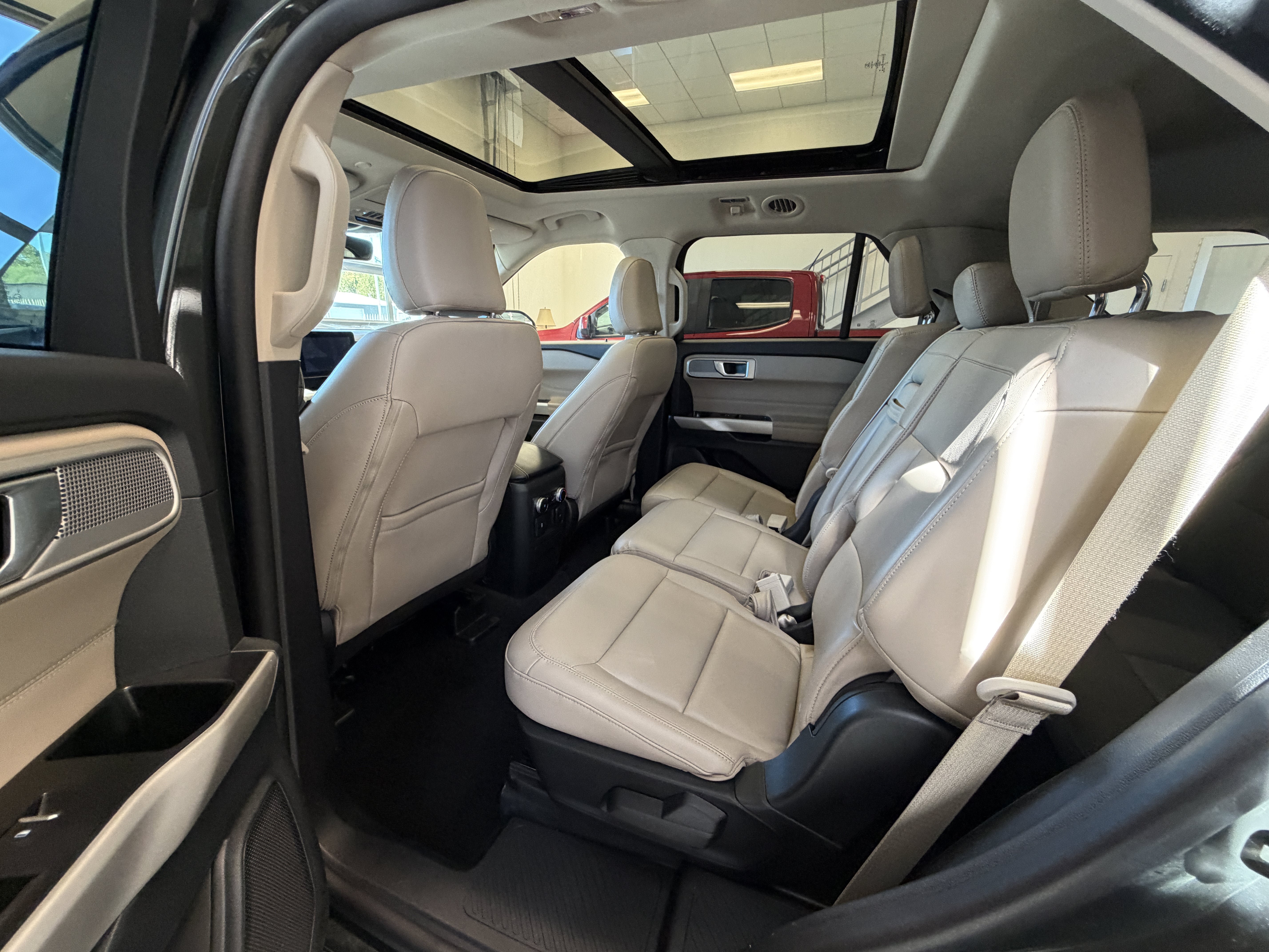 Used 2023 Ford Explorer XLT w/ Equipment Group 202A AWD/4WD image 12