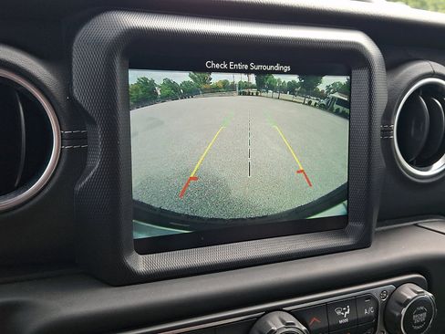 Used 2018 Jeep Wrangler Unlimited Sahara AWD/4WD image 18