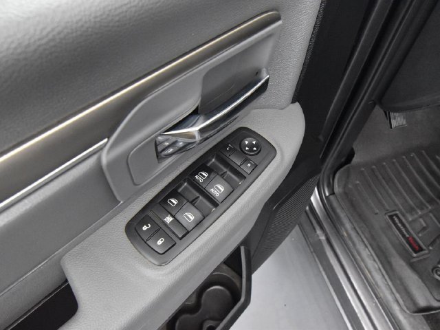 Used 2017 RAM 1500 Classic SLT AWD/4WD image 14
