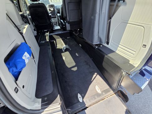 Used 2015 Chrysler Town & Country Touring w/ Driver Convenience Group FWD image 29