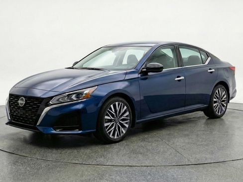Used 2025 Nissan Altima 2.5 SV FWD image 3