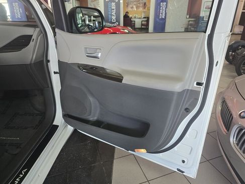 Used 2017 Toyota Sienna XLE image 13