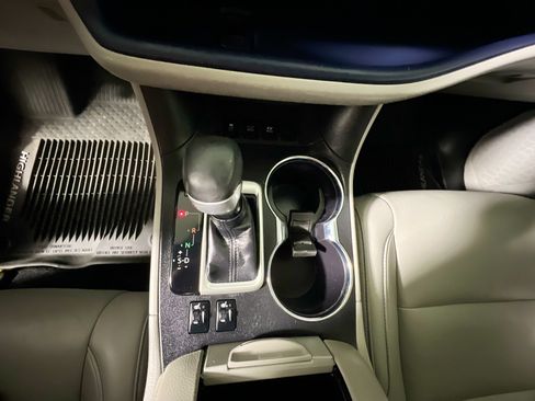 Used 2019 Toyota Highlander XLE image 26