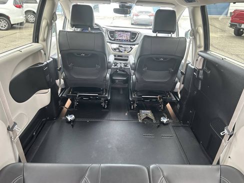 Used 2023 Chrysler Pacifica Touring-L FWD image 11