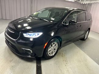 Used 2024 Chrysler Pacifica Touring-L video 3