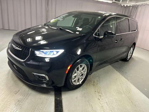 Used 2024 Chrysler Pacifica Touring-L image 3