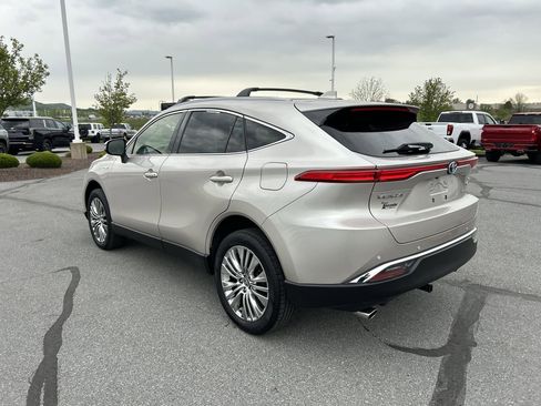 Used 2021 Toyota Venza XLE w/ Softex Package AWD/4WD image 5