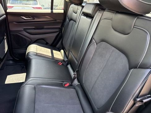 Used 2025 Jeep Grand Cherokee Altitude AWD/4WD image 6
