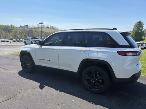 Used 2023 Jeep Grand Cherokee Limited w/ Black Appearance Package AWD/4WD image 6