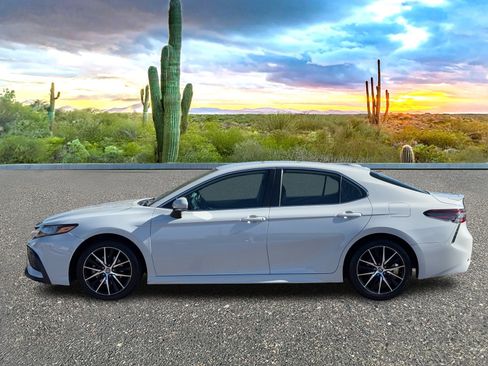 Used 2023 Toyota Camry SE image 3