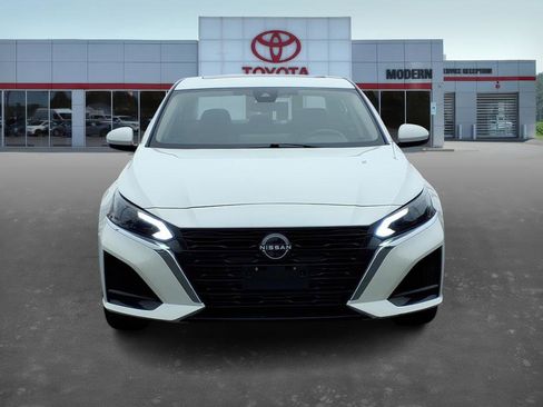 Used 2023 Nissan Altima 2.5 SV w/ SV Premium Package image 2