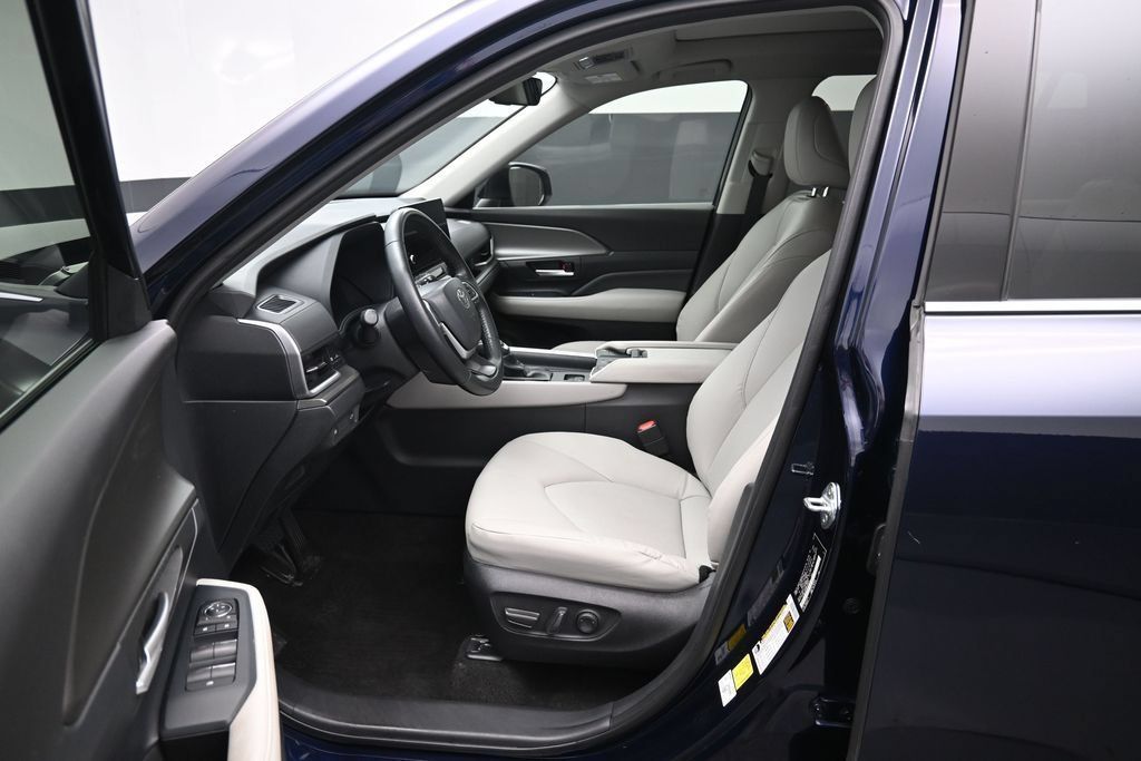 Certified 2024 Toyota Grand Highlander AWD image 9