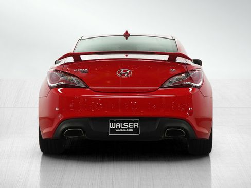 Used 2013 Hyundai Genesis 3.8 RWD image 4