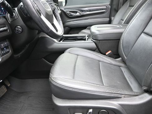 Used 2022 GMC Yukon Denali w/ Denali Premium Package image 13
