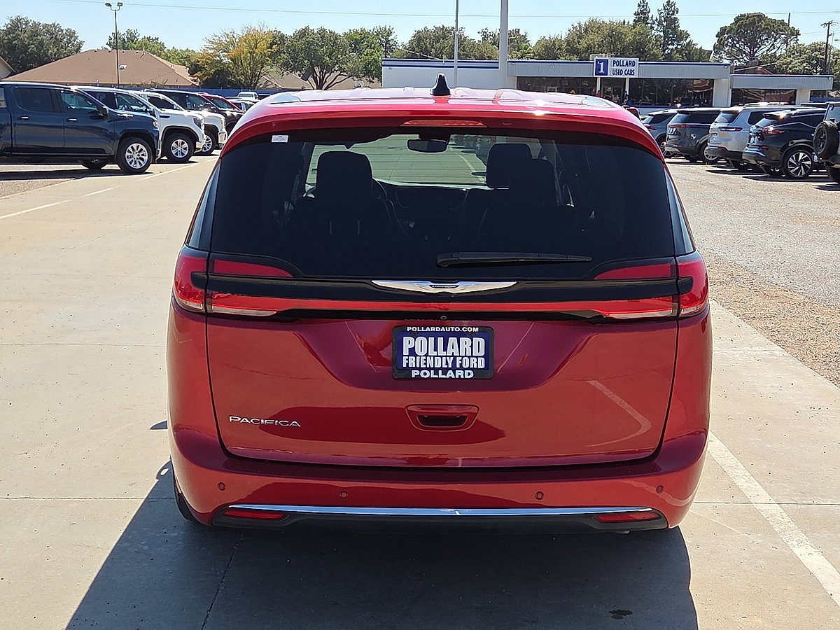 Used 2024 Chrysler Pacifica Touring-L FWD image 4