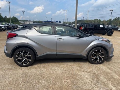 Used 2019 Toyota C-HR XLE image 3