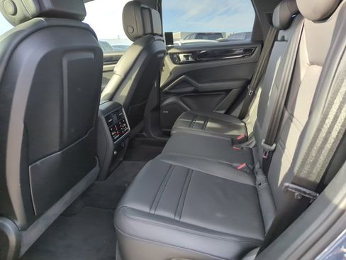 Used 2019 Porsche Cayenne S image 23