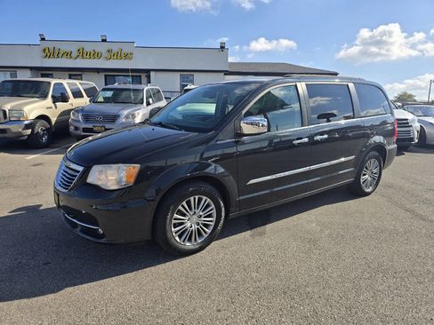 Used 2014 Chrysler Town & Country Touring-L w/ Driver Convenience Group image 1