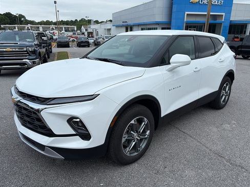Used 2025 Chevrolet Blazer LT FWD image 2