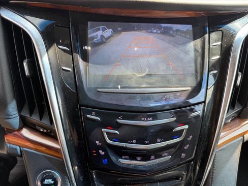 Used 2015 Cadillac Escalade Luxury AWD/4WD image 19