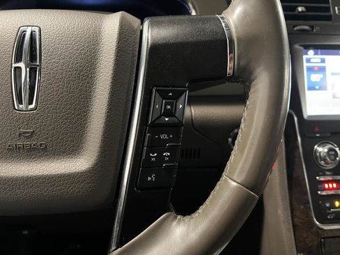 Used 2017 Lincoln Navigator Select image 12