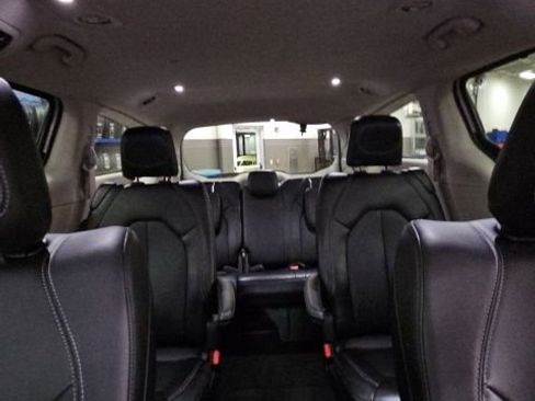 Used 2024 Chrysler Pacifica Touring-L image 33