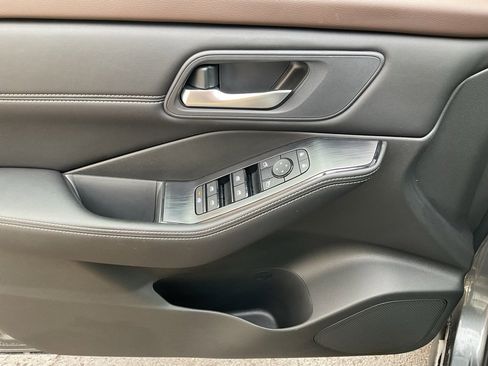 Used 2023 Nissan Rogue SV w/ SV Premium Package image 11