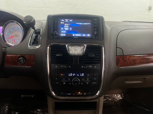 Used 2014 Chrysler Town & Country Touring-L w/ Driver Convenience Group FWD image 19