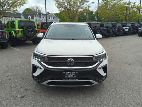 Used 2023 Volkswagen Taos SE w/ Panoramic Sunroof Package FWD image 9