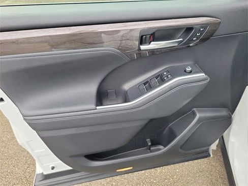 Used 2022 Toyota Highlander Limited image 14