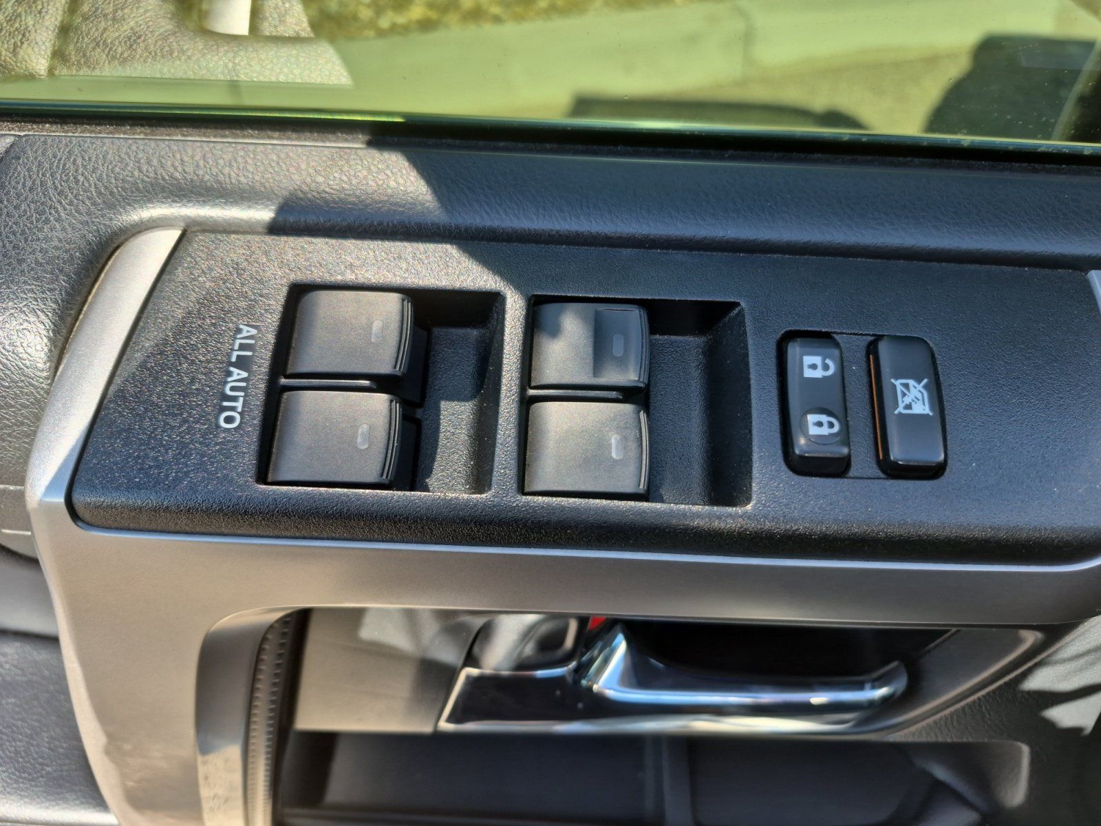Used 2019 Toyota 4Runner SR5 AWD/4WD image 15