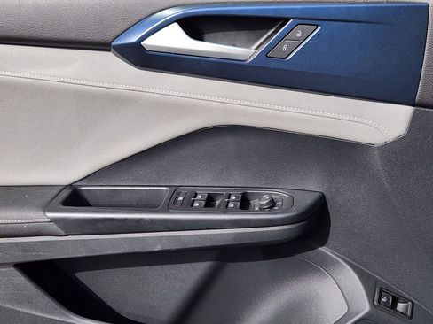 Used 2024 Volkswagen Taos SE image 3