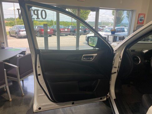 Used 2017 Nissan Pathfinder SV AWD/4WD image 10