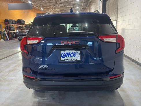 Used 2022 GMC Terrain SLE w/ Driver Convenience Package image 4