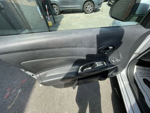 Used 2012 Nissan Versa SV FWD image 9
