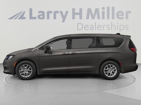 Used 2023 Chrysler Voyager LX FWD image 4