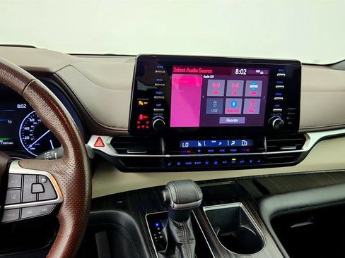 Used 2021 Toyota Sienna Platinum FWD image 18