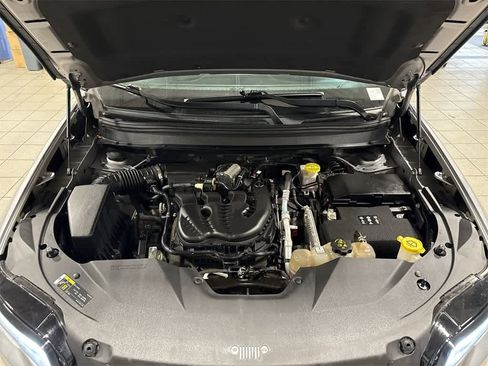 Used 2019 Jeep Cherokee Latitude w/ Cold Weather Group image 12