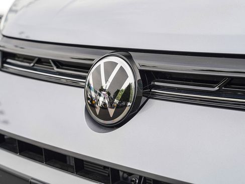 Certified 2025 Volkswagen Taos SE image 3