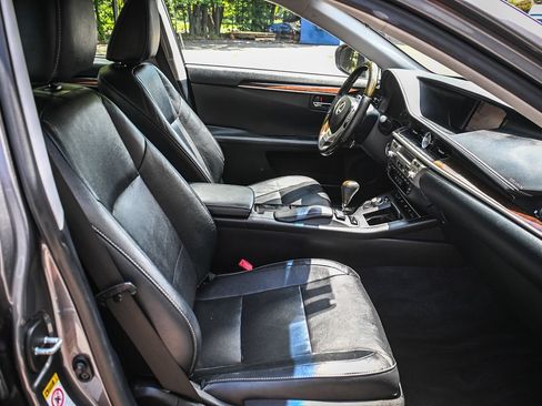 Used 2014 Lexus ES 350 w/ Luxury Package FWD image 17