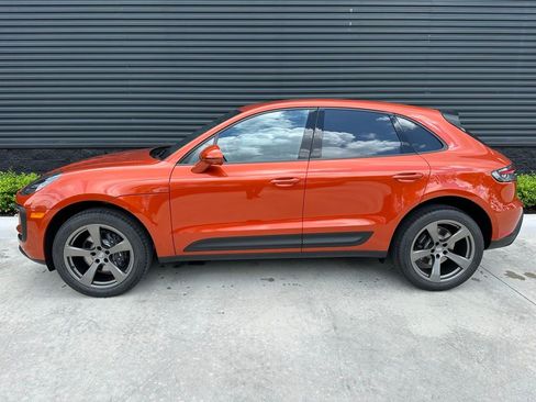 Certified 2025 Porsche Macan AWD/4WD image 2