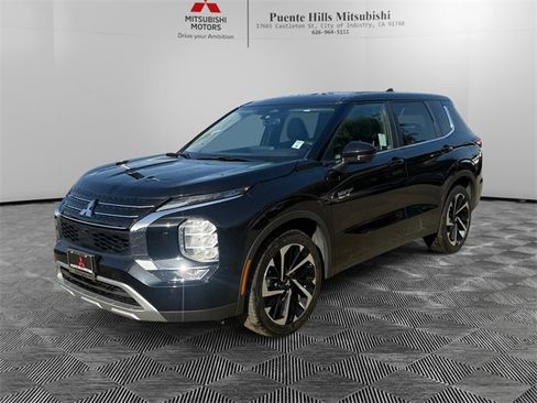 Used 2023 Mitsubishi Outlander SE image 1