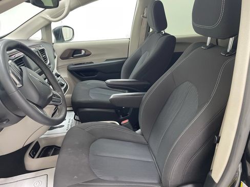 Used 2024 Chrysler Voyager LX FWD image 14