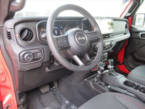 Certified 2025 Jeep Wrangler Unlimited Rubicon w/ Convenience Group AWD/4WD image 16