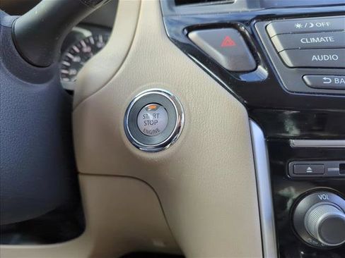 Used 2017 Nissan Pathfinder SV image 21