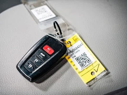 Used 2021 Toyota Camry LE image 29