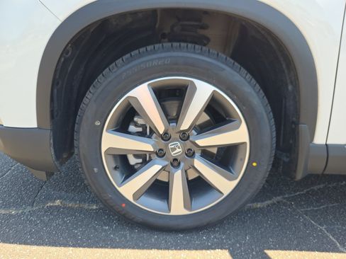 Certified 2025 Honda Pilot Touring image 27